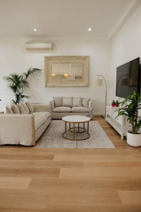Vida Hamilton - 3 bed, 2 bath kids playground!